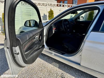 BMW Seria 3 316d Sport Line — zdjęcie 30